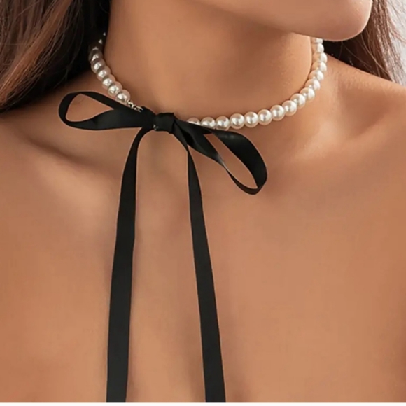 Jewelry - Faux Pearl Chain w/Large Bowknot Ribbon